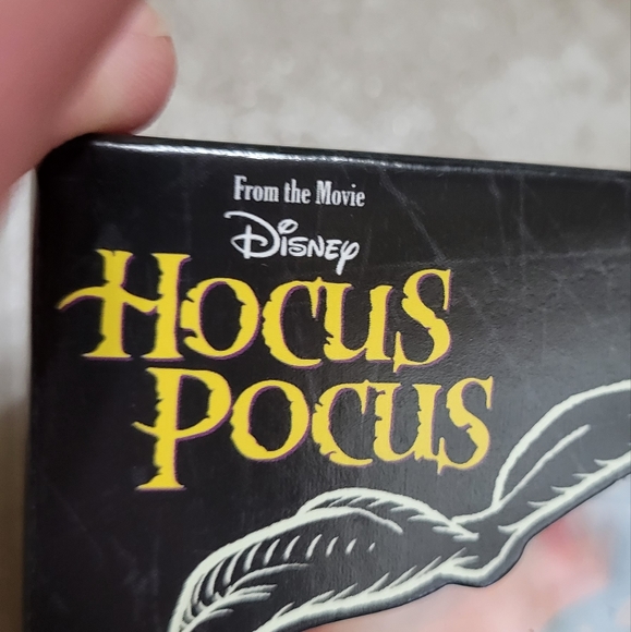 2/$25 Hocus Pocus Keys Collector Set of 2 Disney Store Collection Movie NEW - Picture 5 of 9